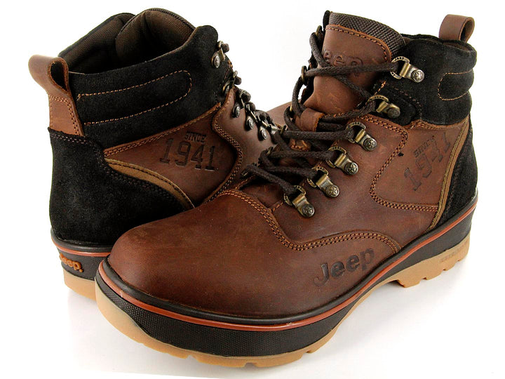 Bota Jeep color bronce con detalles en negro y suela robusta para hombre.