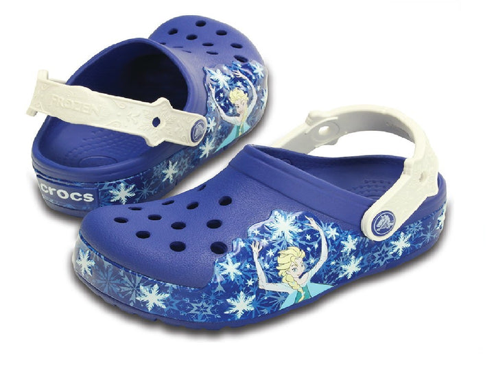 Zapatos Clogs Crocs color azul con estampado de Elsa de Frozen y copos de nieve para niña.