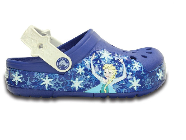 Zapatos Clogs Crocs color azul con estampado de Elsa de Frozen y copos de nieve para niña.
