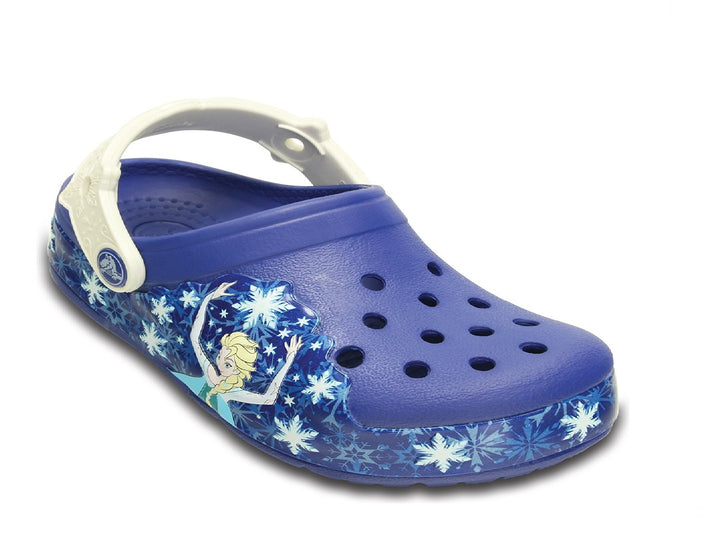 Zapatos Clogs Crocs color azul con estampado de Elsa de Frozen y copos de nieve para niña.