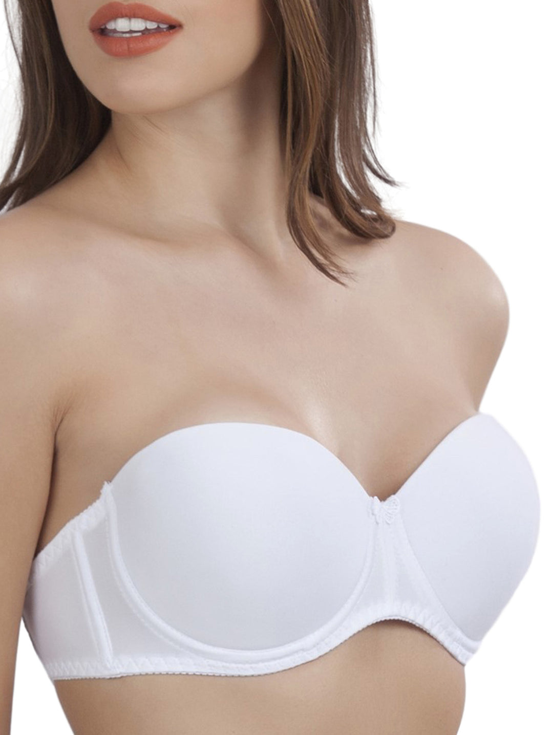 Mujer vistiendo un brasier strapless de color blanco.