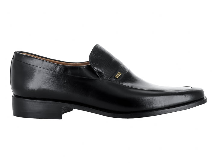 Zapato tipo mocasín para hombre en cuero color negro con acabado liso y elegante.