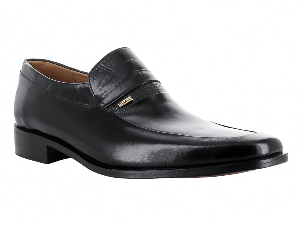 Zapato tipo mocasín para hombre en cuero color negro con acabado liso y elegante.