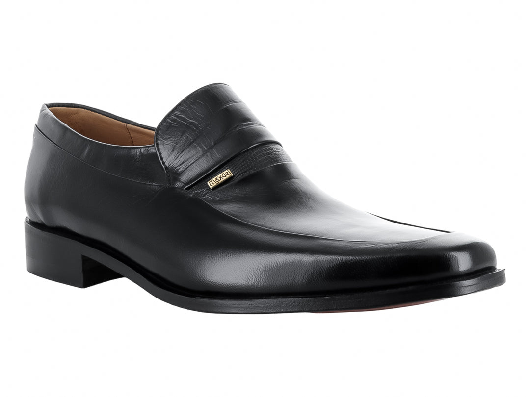 Zapato tipo mocasín para hombre en cuero color negro con acabado liso y elegante.