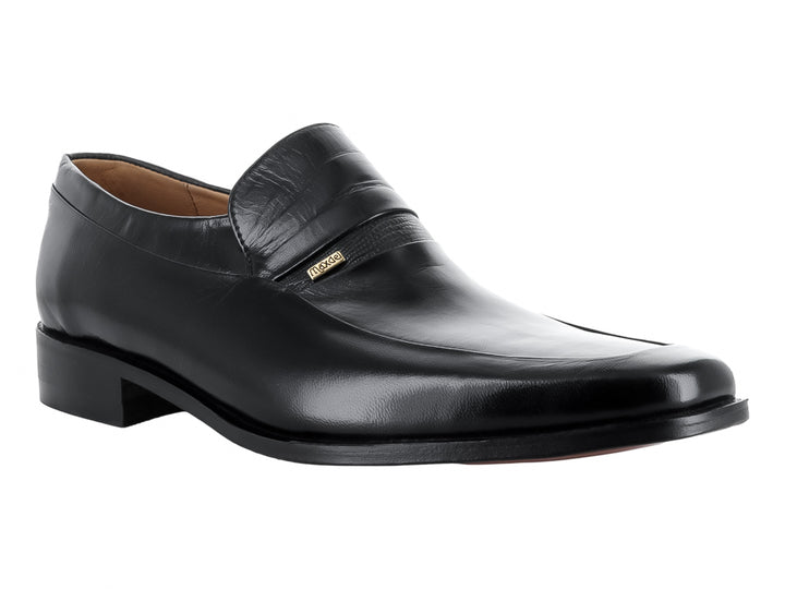 Zapato tipo mocasín para hombre en cuero color negro con acabado liso y elegante.