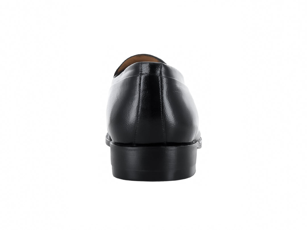 Zapato tipo mocasín para hombre en cuero color negro con acabado liso y elegante.