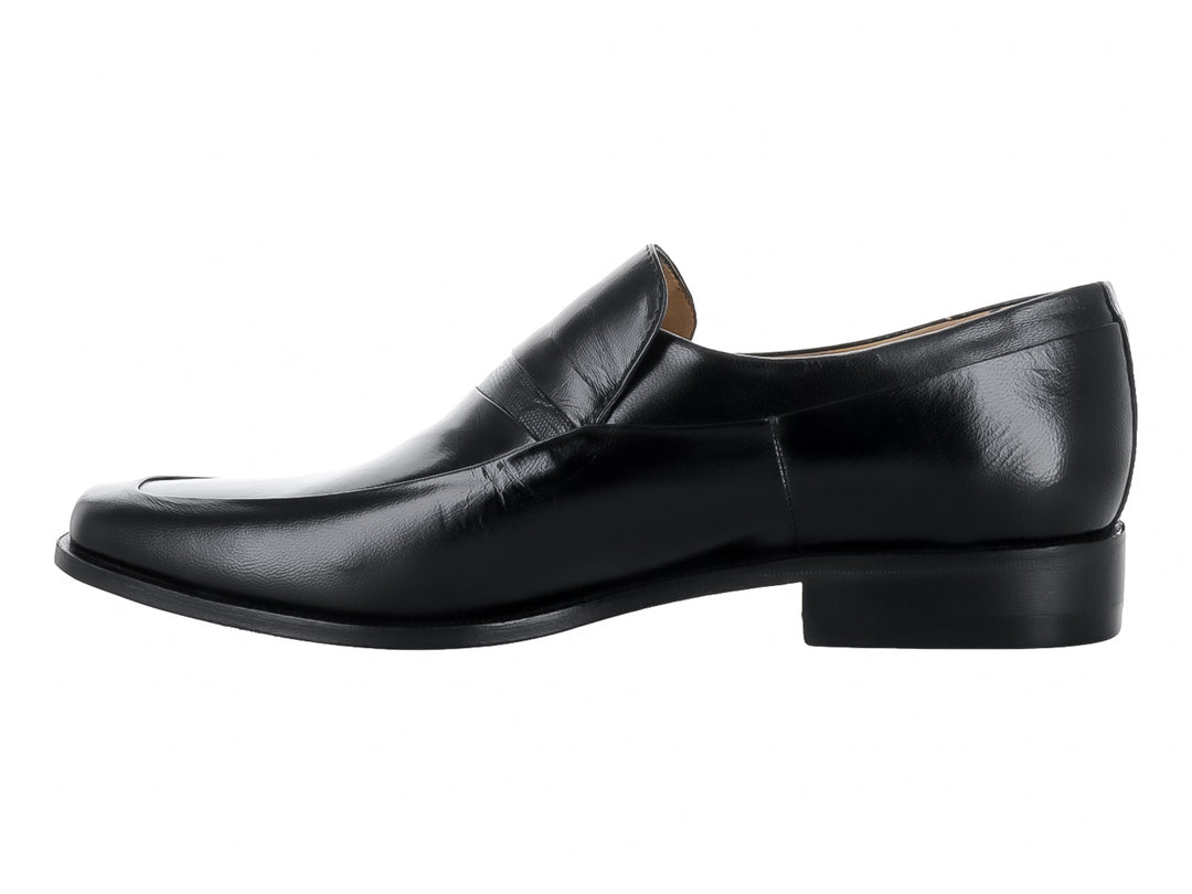 Zapato tipo mocasín para hombre en cuero color negro con acabado liso y elegante.