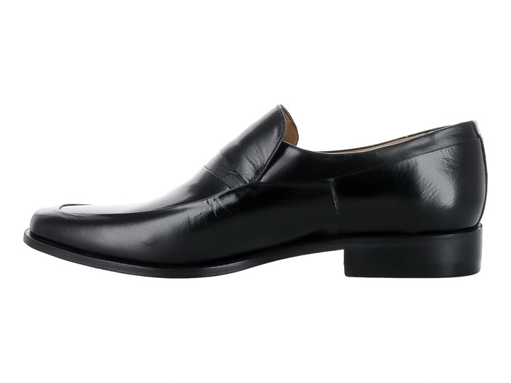 Zapato tipo mocasín para hombre en cuero color negro con acabado liso y elegante.