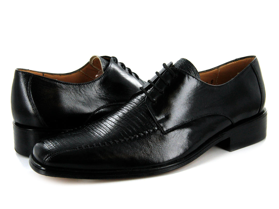 Par de zapatos formales de cuero negro con cordones sobre fondo blanco.