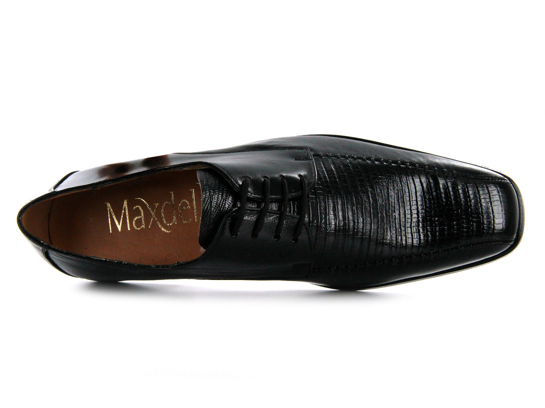 Par de zapatos formales de cuero negro con cordones sobre fondo blanco.