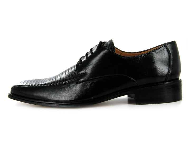 Par de zapatos formales de cuero negro con cordones sobre fondo blanco.