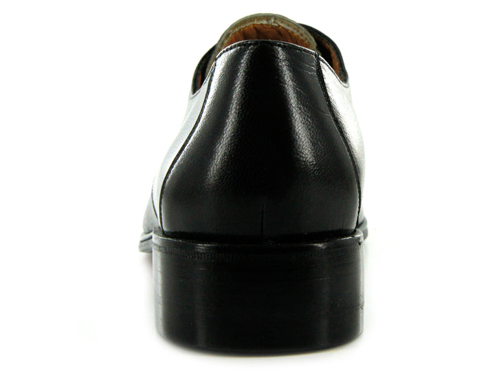 Par de zapatos formales de cuero negro con cordones sobre fondo blanco.
