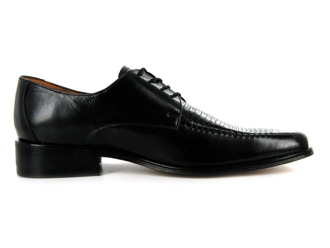 Par de zapatos formales de cuero negro con cordones sobre fondo blanco.