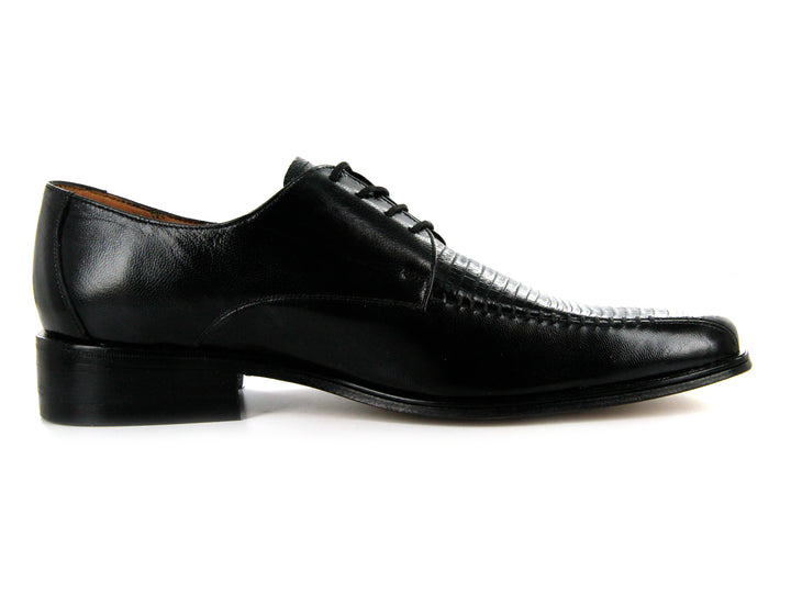 Par de zapatos formales de cuero negro con cordones sobre fondo blanco.