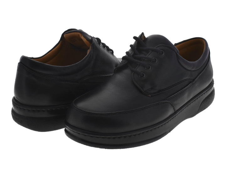 Par de zapatos negros de cuero con cordones, estilo clásico y formal.