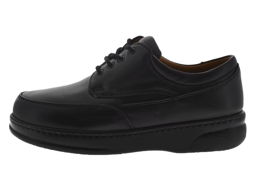 Par de zapatos negros de cuero con cordones, estilo clásico y formal.