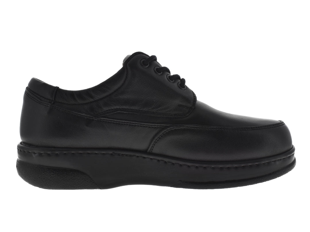 Par de zapatos negros de cuero con cordones, estilo clásico y formal.