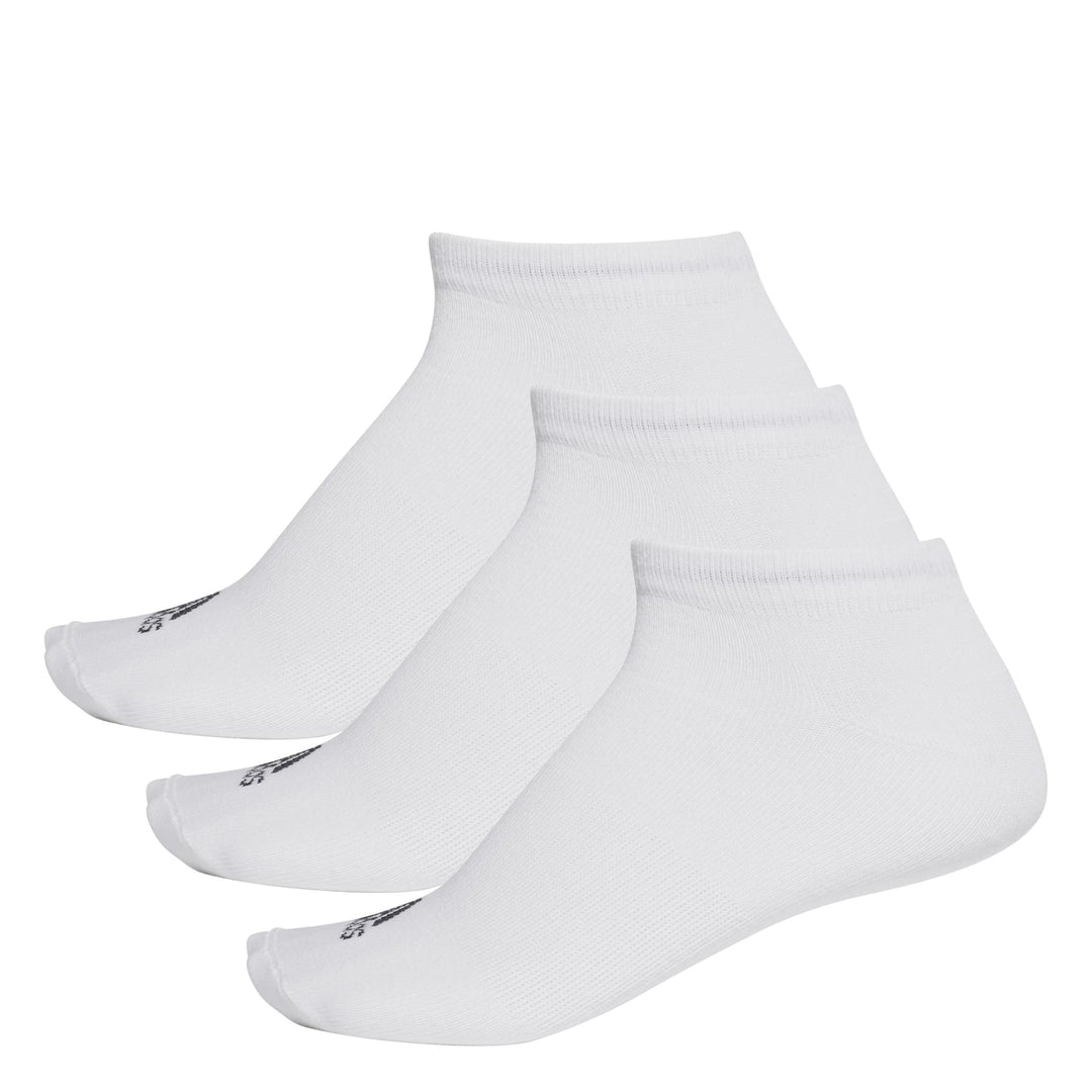 Paquete de tres pares de calcetines cortos Adidas en color blanco.