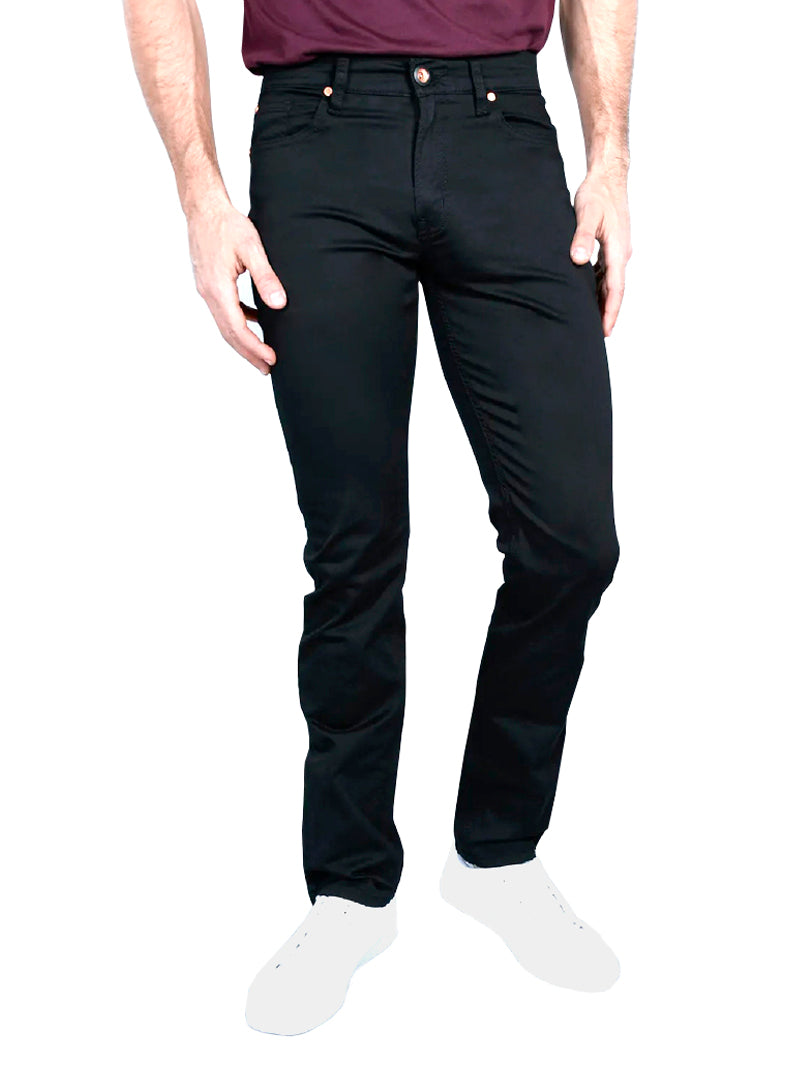 Hombre vistiendo pantalones jeans color negro de corte ajustado.