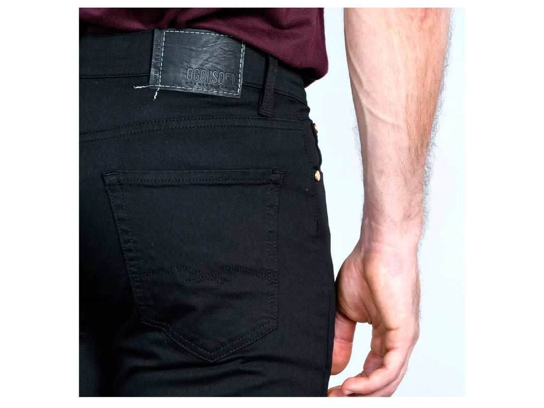 Hombre vistiendo pantalones jeans color negro de corte ajustado.