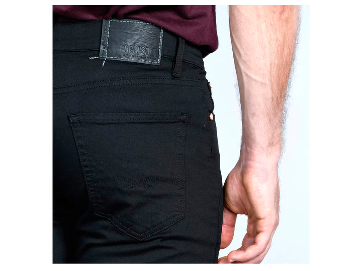 Hombre vistiendo pantalones jeans color negro de corte ajustado.