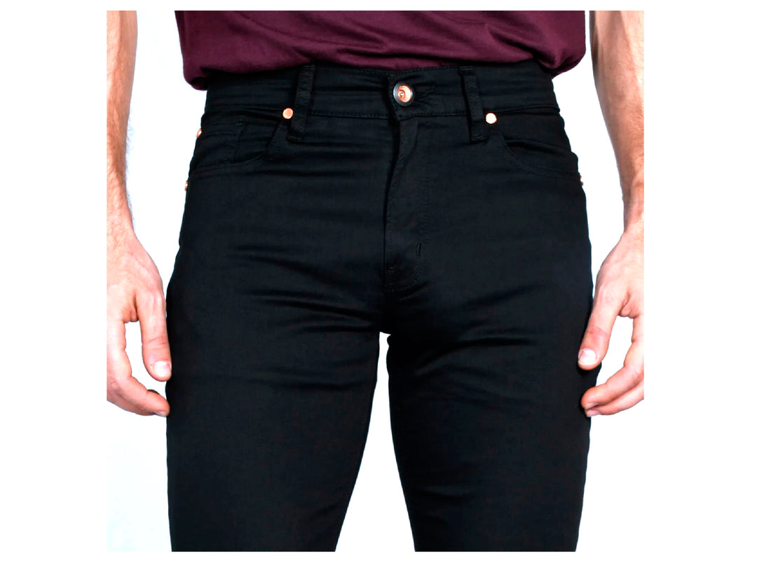 Hombre vistiendo pantalones jeans color negro de corte ajustado.