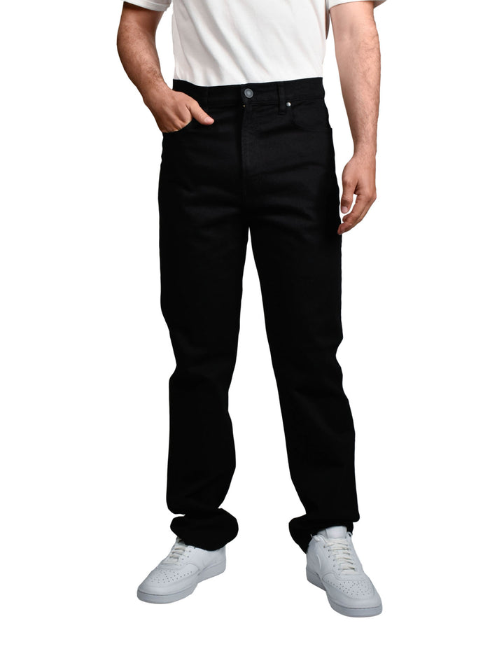 Hombre vistiendo pantalones jeans color negro marca OGGI.