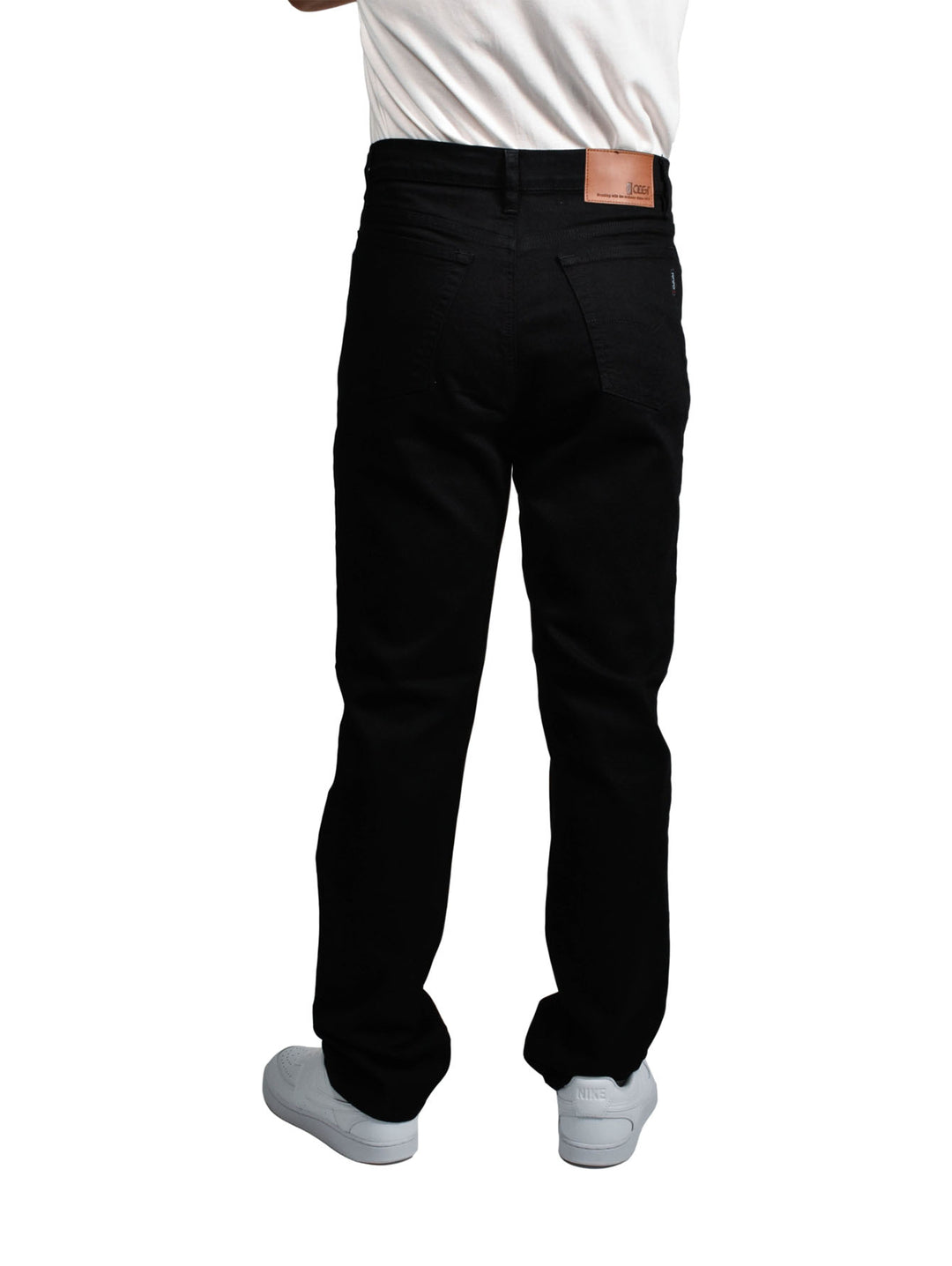 Hombre vistiendo pantalones jeans color negro marca OGGI.