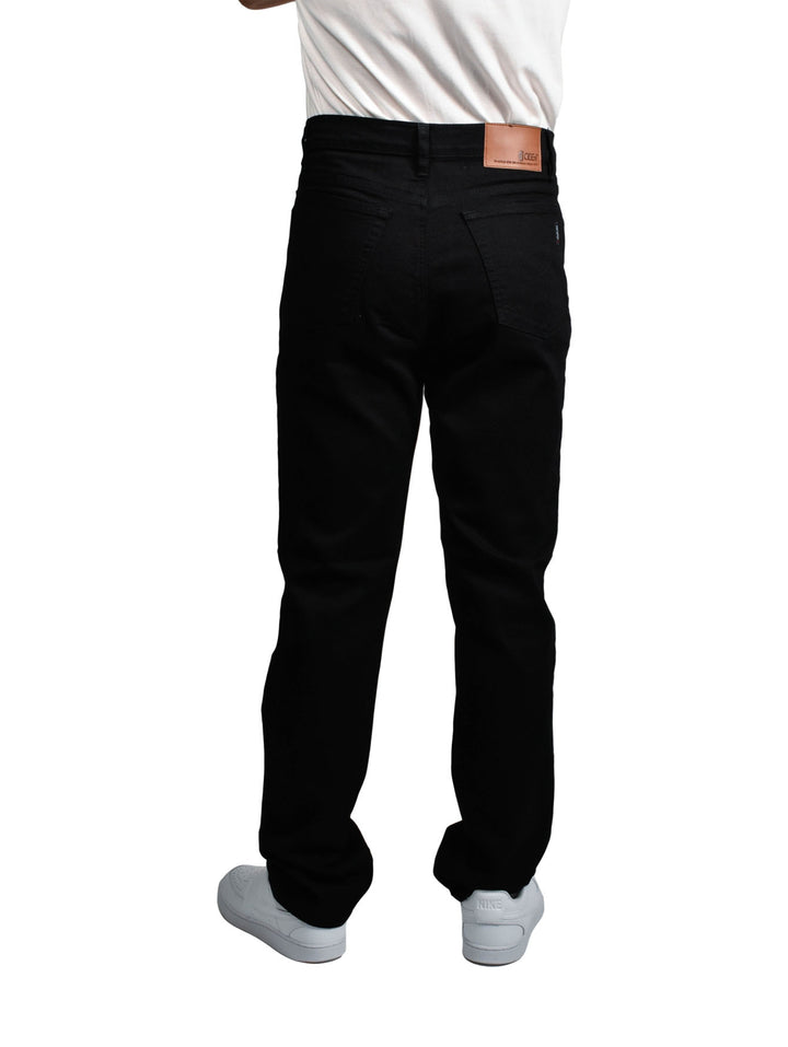 Hombre vistiendo pantalones jeans color negro marca OGGI.