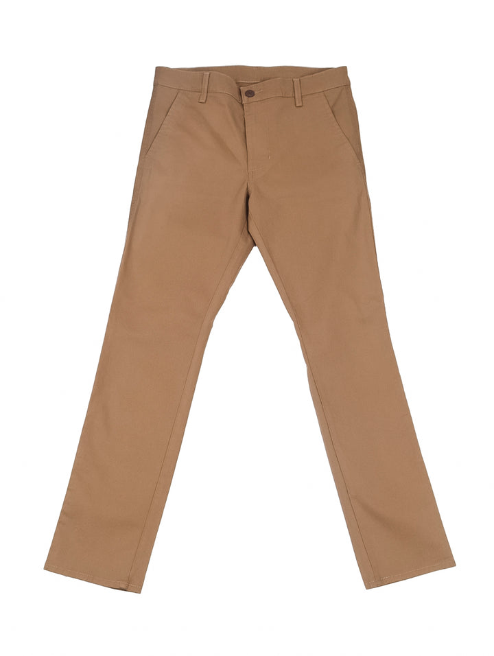 Hombre vistiendo un pantalón chino slim fit color tabaco con una playera blanca básica.