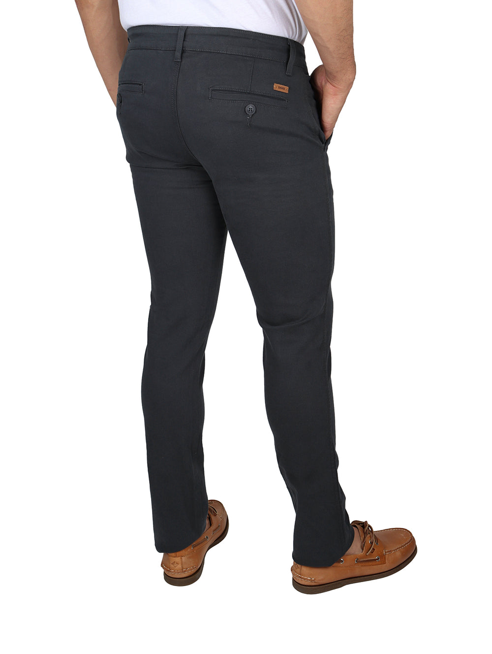 Hombre vistiendo pantalones OGGI Jeans Basic color New Oxford y zapatos cafés.