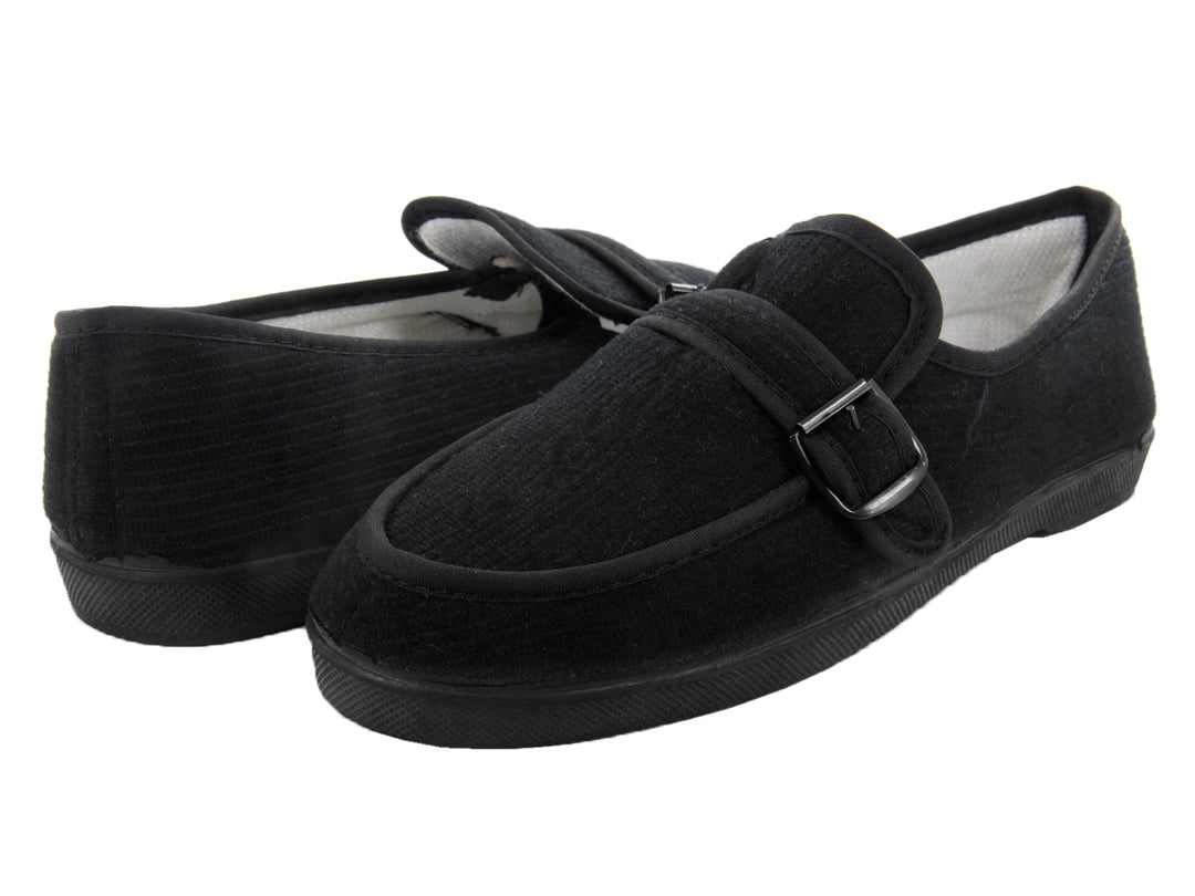 Par de zapatos tipo mocasín en pana color negro con detalle de hebilla.
