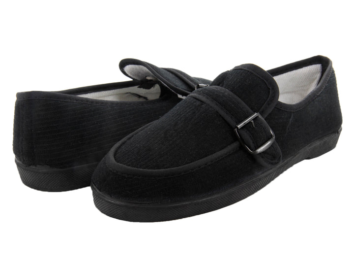 Par de zapatos tipo mocasín en pana color negro con detalle de hebilla.