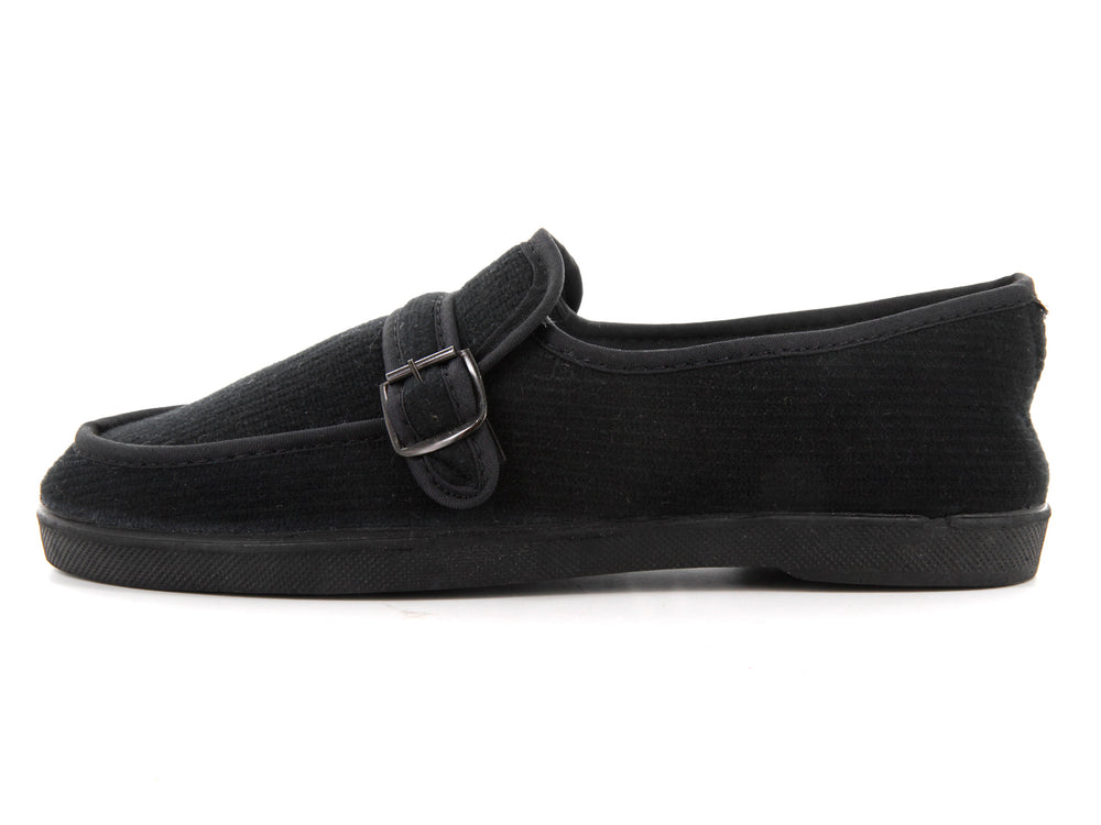 Par de zapatos tipo mocasín en pana color negro con detalle de hebilla.