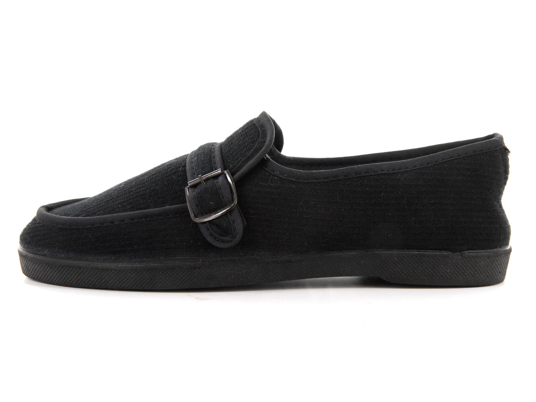Par de zapatos tipo mocasín en pana color negro con detalle de hebilla.