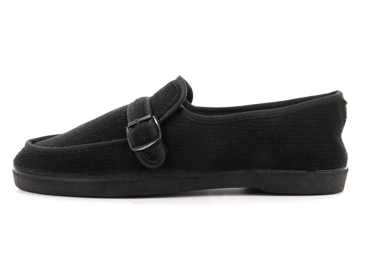 Par de zapatos tipo mocasín en pana color negro con detalle de hebilla.
