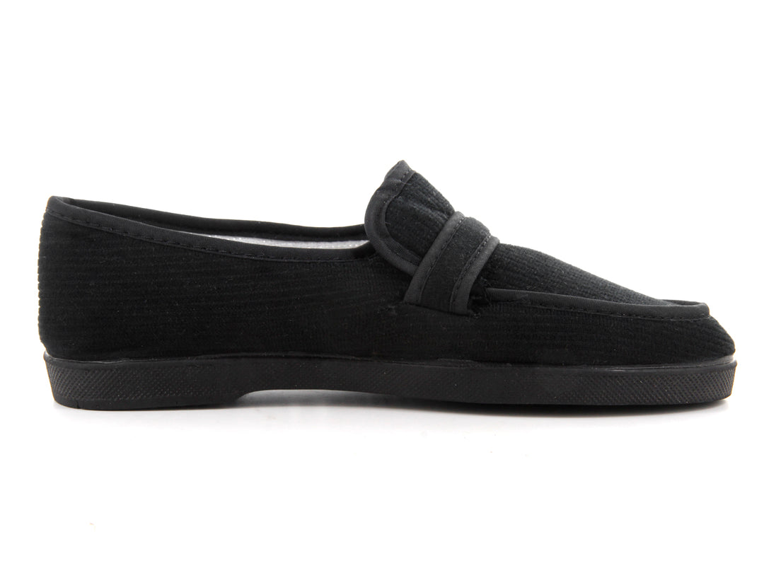 Par de zapatos tipo mocasín en pana color negro con detalle de hebilla.