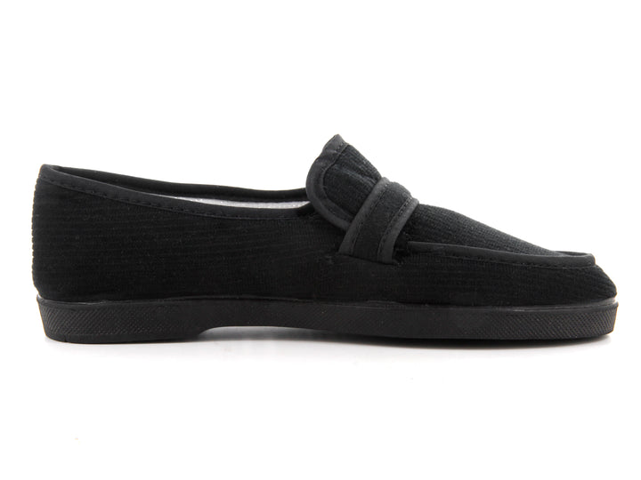 Par de zapatos tipo mocasín en pana color negro con detalle de hebilla.
