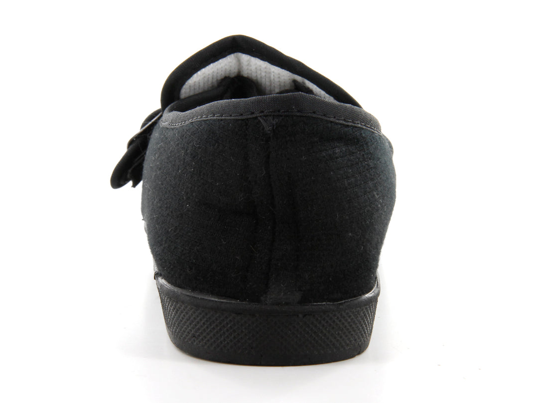Par de zapatos tipo mocasín en pana color negro con detalle de hebilla.