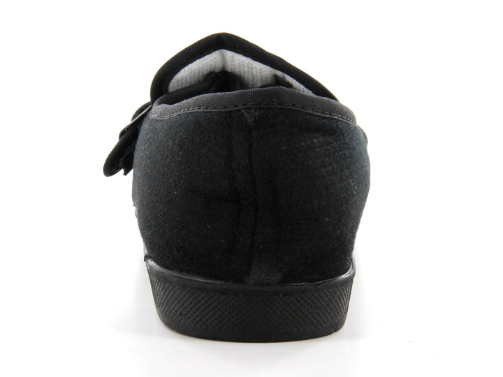 Par de zapatos tipo mocasín en pana color negro con detalle de hebilla.