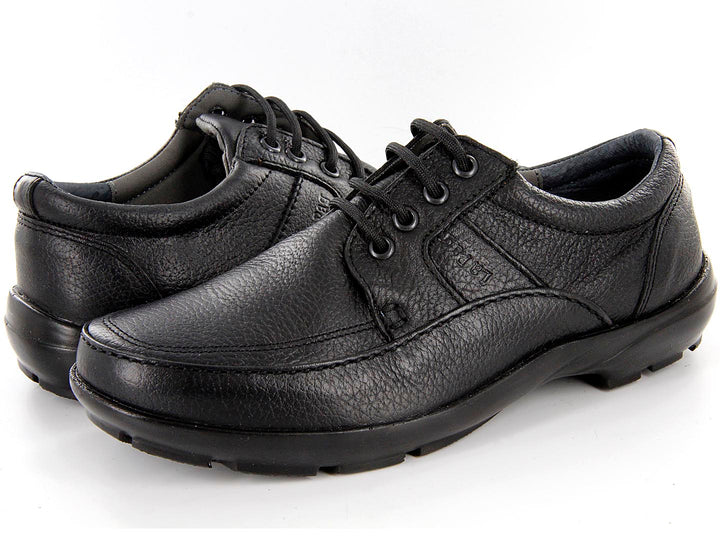 Par de zapatos casuales para hombre en color negro con textura de cuero y agujetas.