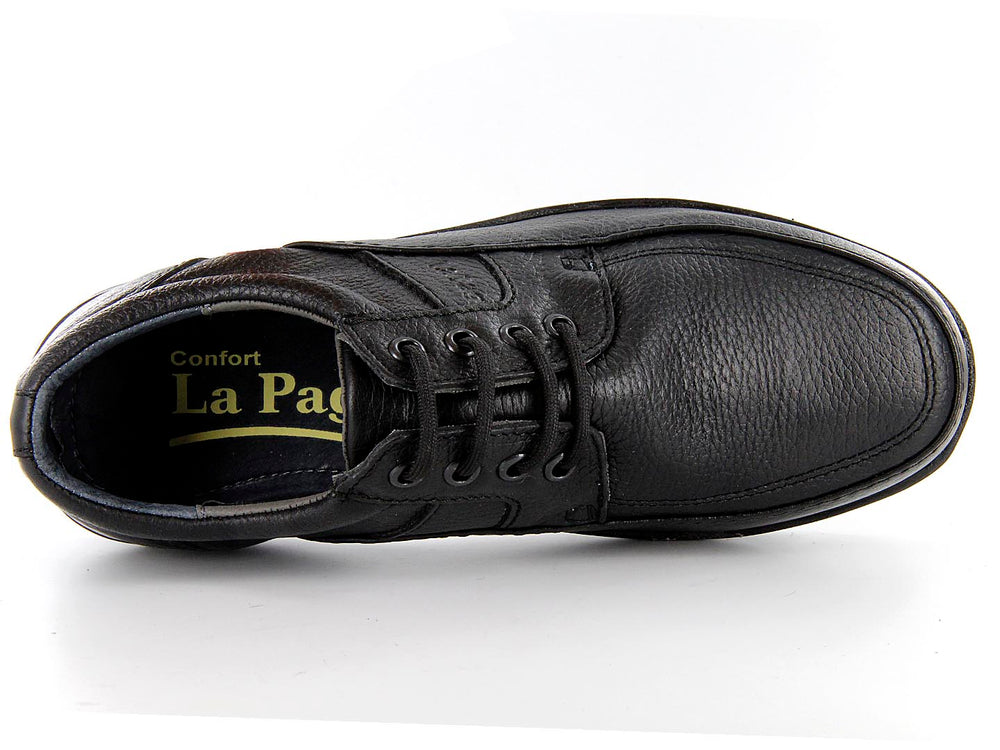 Par de zapatos casuales para hombre en color negro con textura de cuero y agujetas.