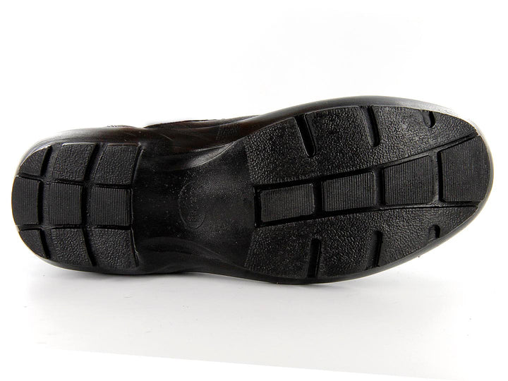 Par de zapatos casuales para hombre en color negro con textura de cuero y agujetas.