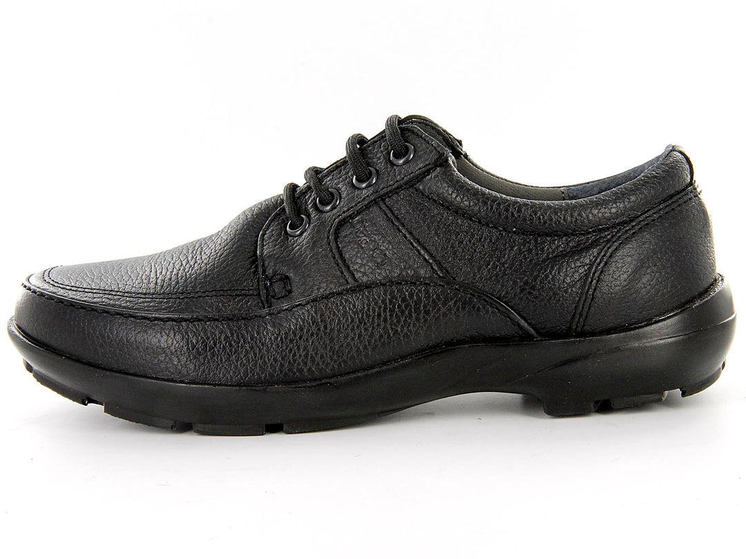Par de zapatos casuales para hombre en color negro con textura de cuero y agujetas.