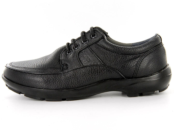 Par de zapatos casuales para hombre en color negro con textura de cuero y agujetas.