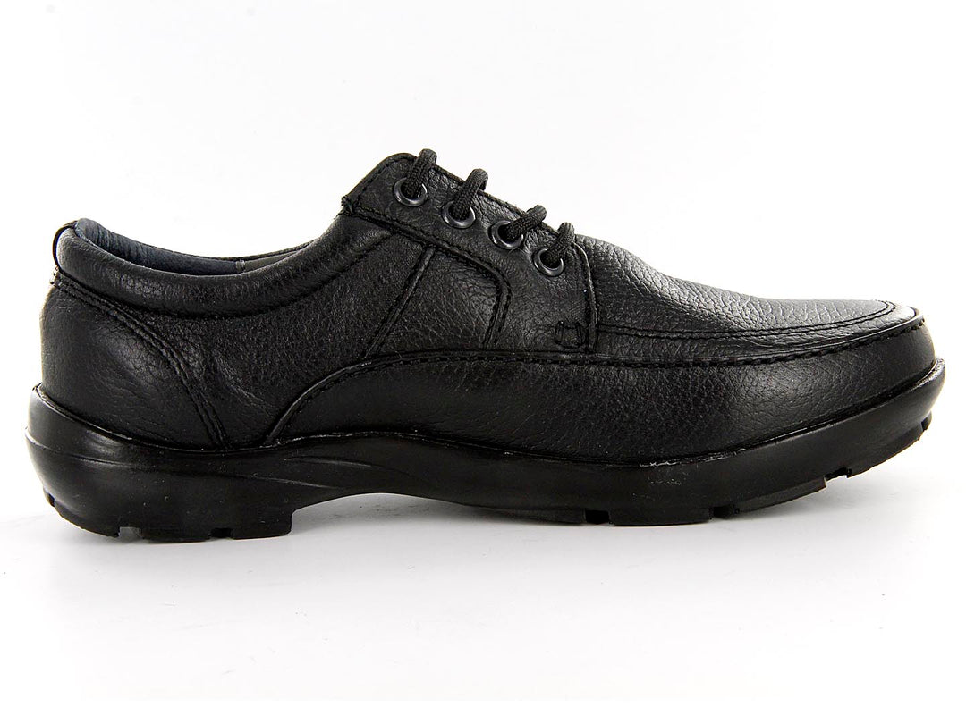 Par de zapatos casuales para hombre en color negro con textura de cuero y agujetas.