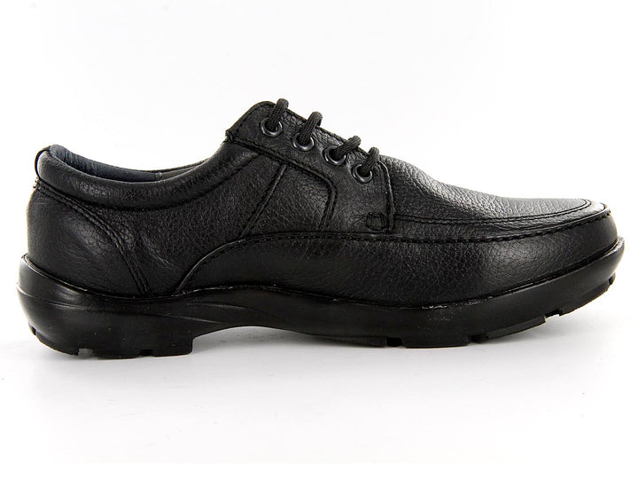 Par de zapatos casuales para hombre en color negro con textura de cuero y agujetas.