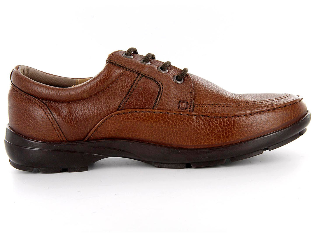 Zapato casual para hombre de cuero marrón con cordones y suela negra.