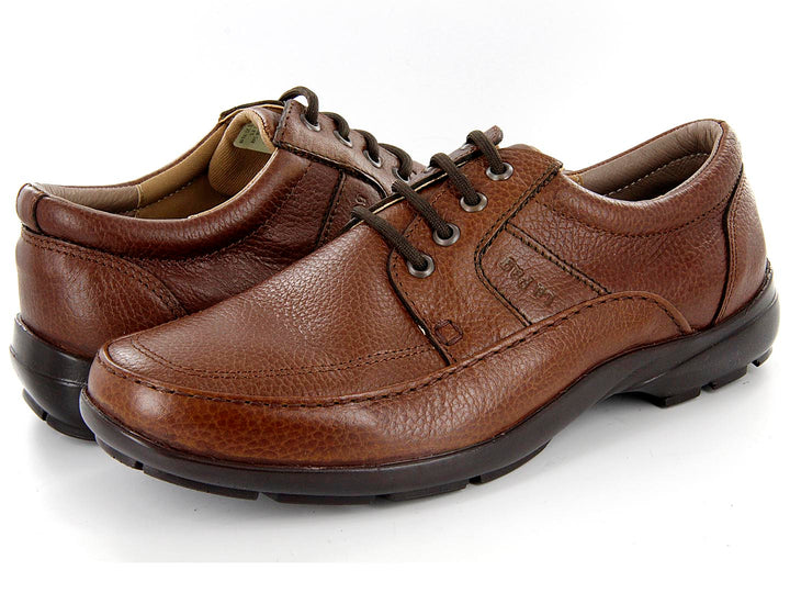 Zapato casual para hombre de cuero marrón con cordones y suela negra.