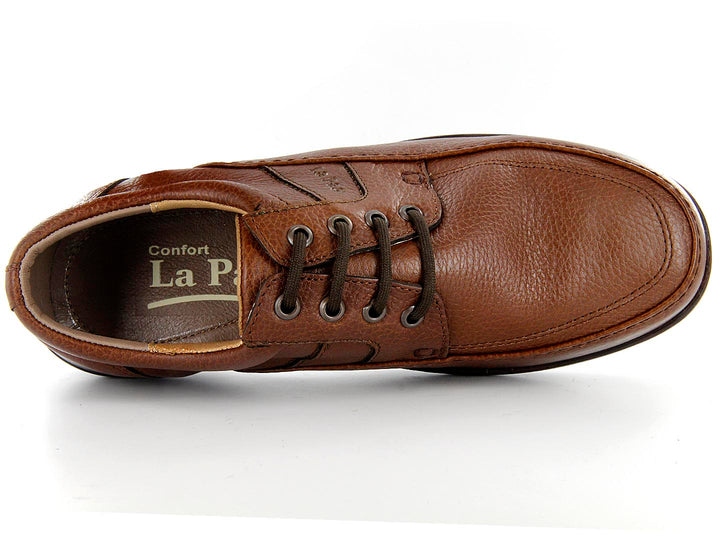 Zapato casual para hombre de cuero marrón con cordones y suela negra.